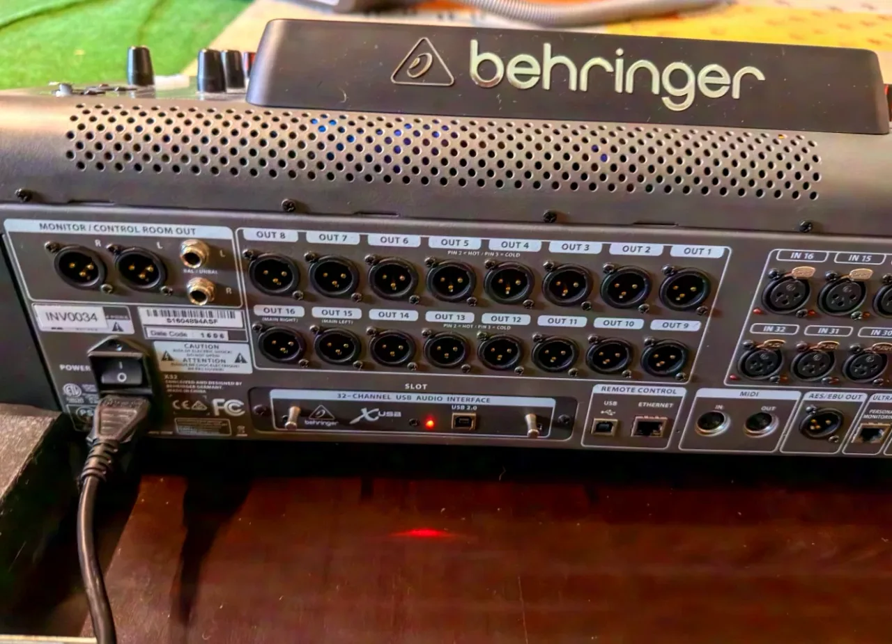 Behringer X32 Fullsize mit Zubehör