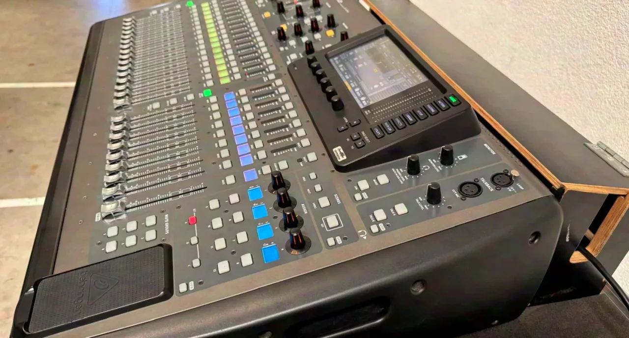 Behringer X 32 mit Dockhouse Case