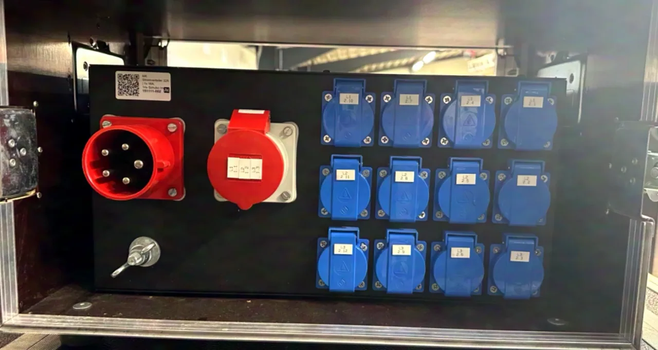 Stromverteiler 32A | 1x 16A, 14x Schuko (mit V/A Meter)