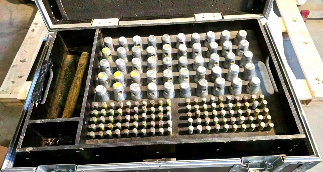 Truss Support Case Flightcase mit 500 Bolzen, 250 Traversenverbinder/ Konus und Zubehör