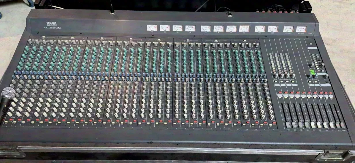 Yamaha M-3210 32-Kanal Monitor-Mischpult, Flightcase, Zubehör