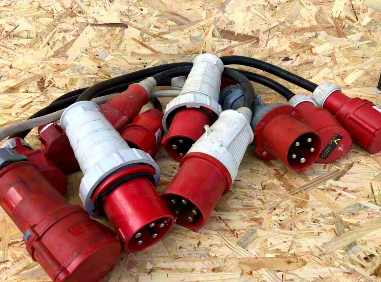 diverse CEE Adapter, Stecker und Buchsen