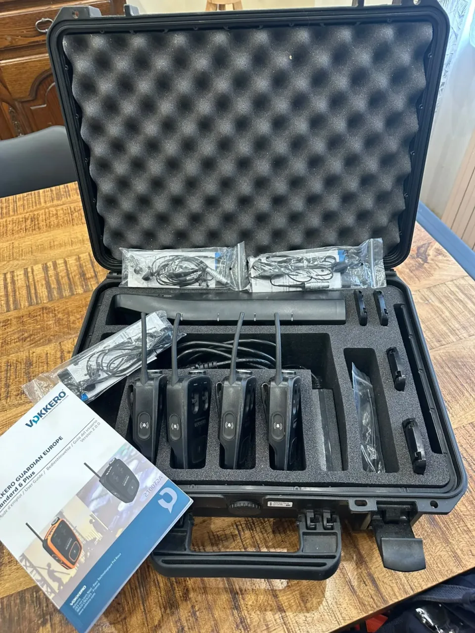 Vokkero Guardian PLUS Pro-Funkintercom-Kit – 4 Geräte + 6 Headsets (Koffer & Ladegerät)