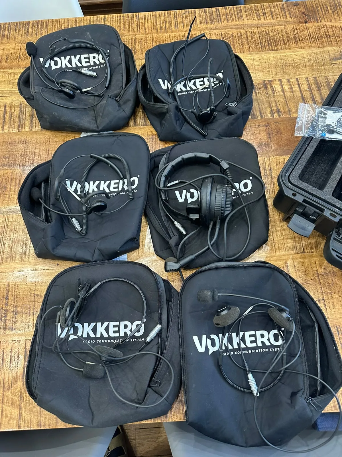 Vokkero Guardian PLUS Pro-Funkintercom-Kit – 4 Geräte + 6 Headsets (Koffer & Ladegerät)