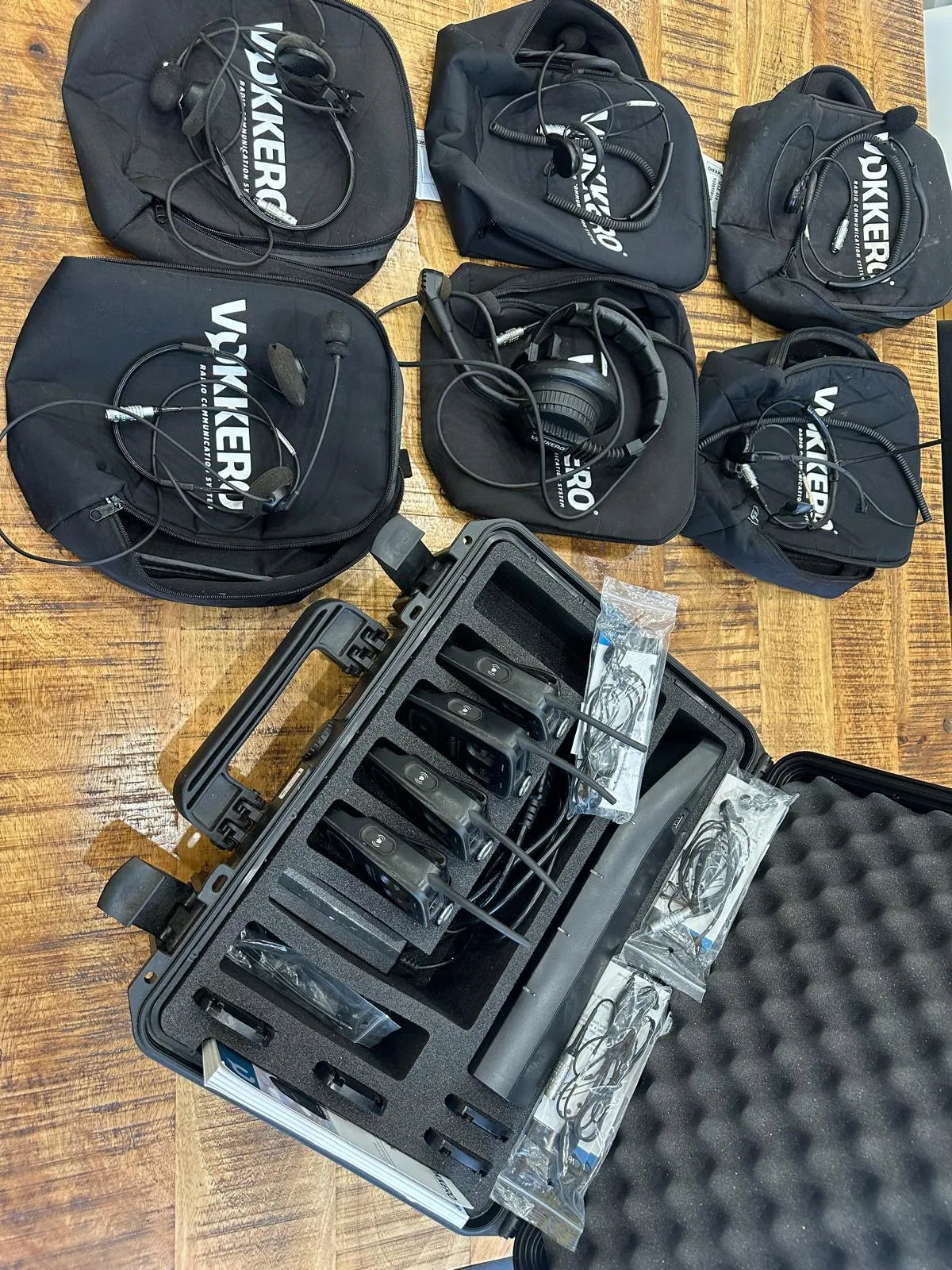 Vokkero Guardian PLUS Pro-Funkintercom-Kit – 4 Geräte + 6 Headsets (Koffer & Ladegerät)