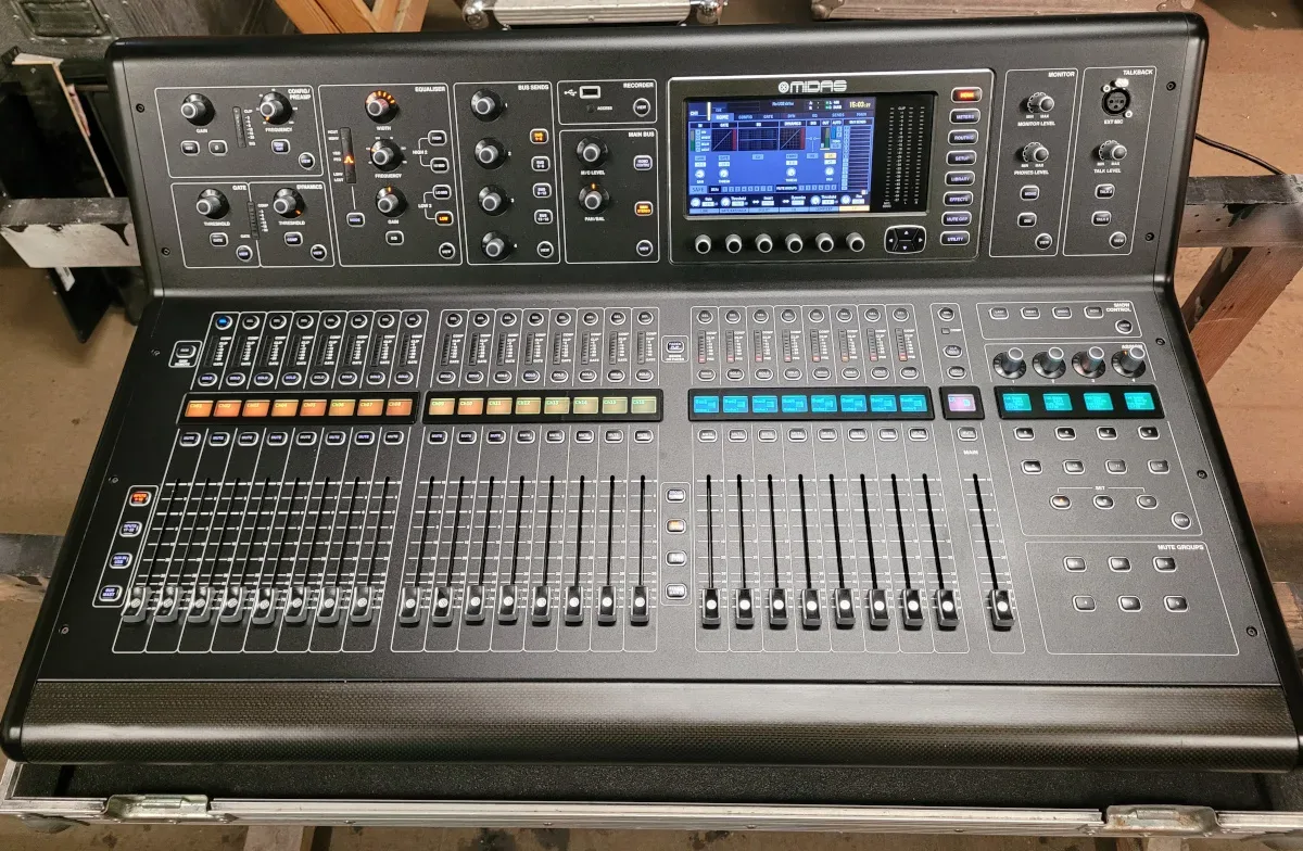 Midas M32 digital Mischpult
